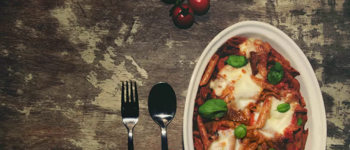 Pasta vegetariana al horno con una rica salsa de tomate cubierta de queso que hará que se te haga la boca agua.