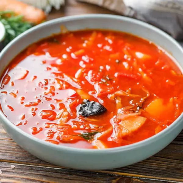 Sopa tradicional ucraniana de remolacha, tomates y costillas de cerdo